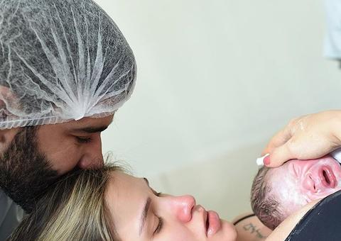 Andressa Suita mostra foto do nascimento do 2º filho