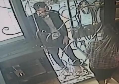 Disfarçado de cliente, homem rende funcionários e leva R$ 400 mil de joalheria