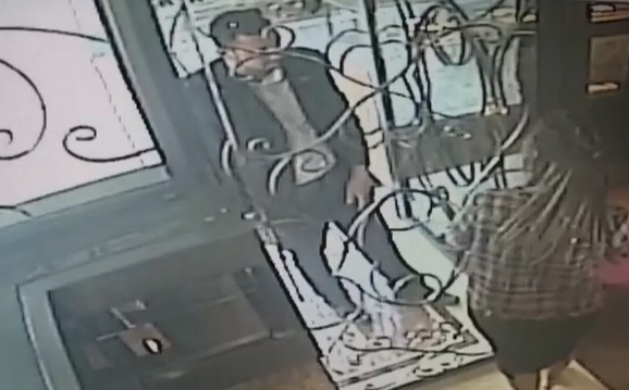 Disfarçado de cliente, homem rende funcionários e leva R$ 400 mil de joalheria