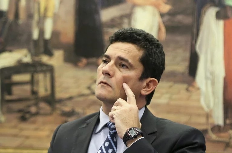 ‘Quando juiz trabalha nas férias, também criticam’, brinca Moro