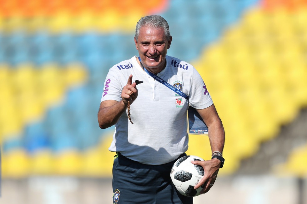 Tite acerta renovação de contrato com a CBF até 2022