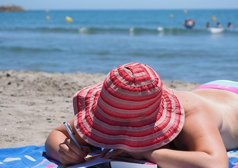 Maioria das pessoas aplica protetor solar errado; saiba como passar corretamente 