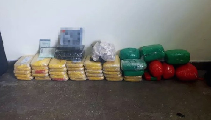 Grupo abandona 50 kg de drogas em rua após avistar policial no Amazonas