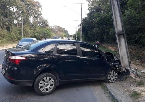 Carro desgovernado se choca contra poste em avenida de Manaus
