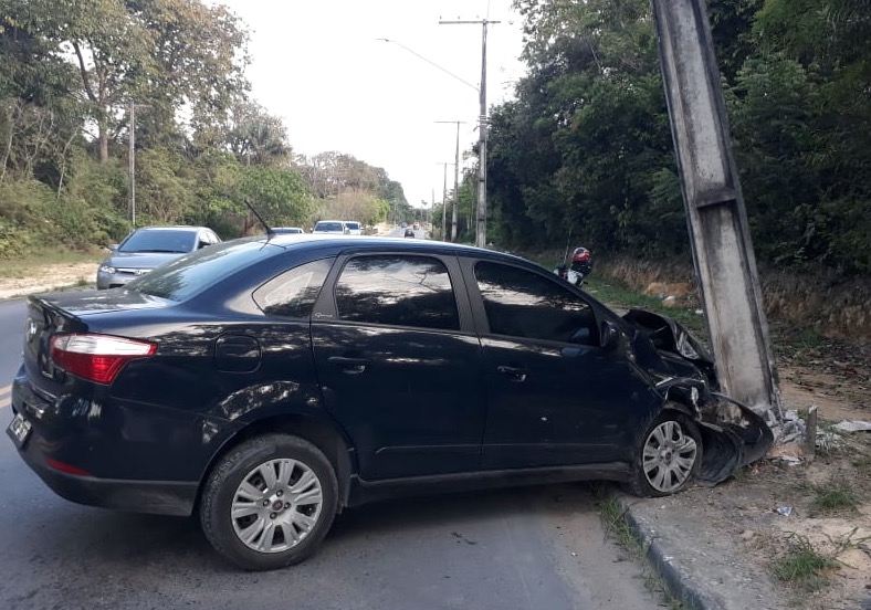 Carro desgovernado se choca contra poste em avenida de Manaus