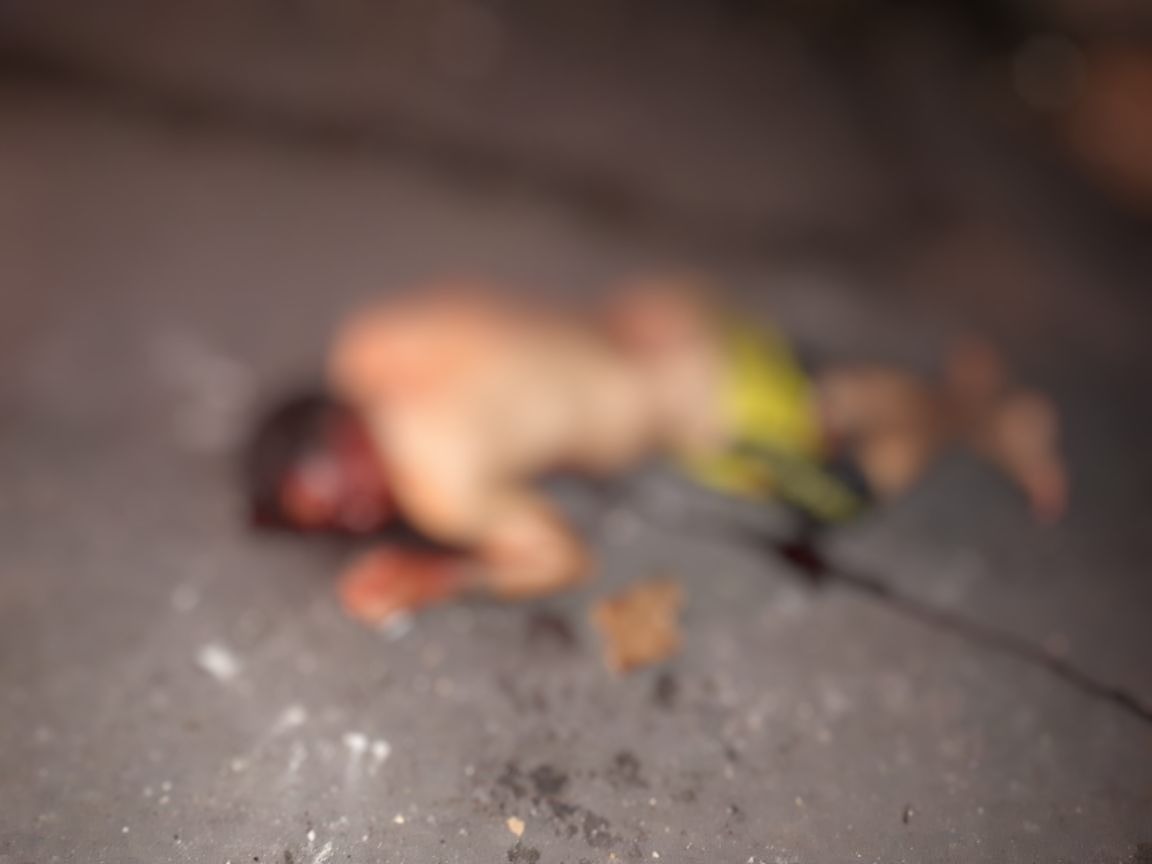 Agonizando, homem é socorrido pela polícia após ser espancado em Manaus