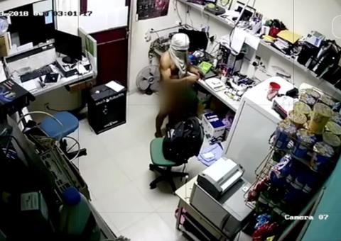 Nu, homem é flagrado assaltando lan house em Manaus