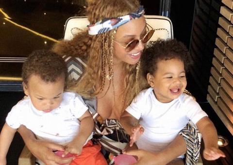 Em clique raro, Beyoncé aparece com os filhos gêmeos 