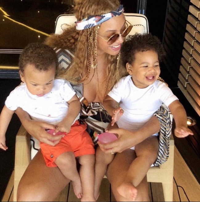 Em clique raro, Beyoncé aparece com os filhos gêmeos 