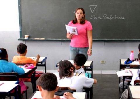 Coari sai na frente e assina Plano de Cargos, Carreiras e Remunerações dos professores 