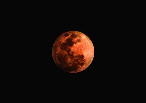 Maior eclipse lunar do século 21 acontece nesta sexta