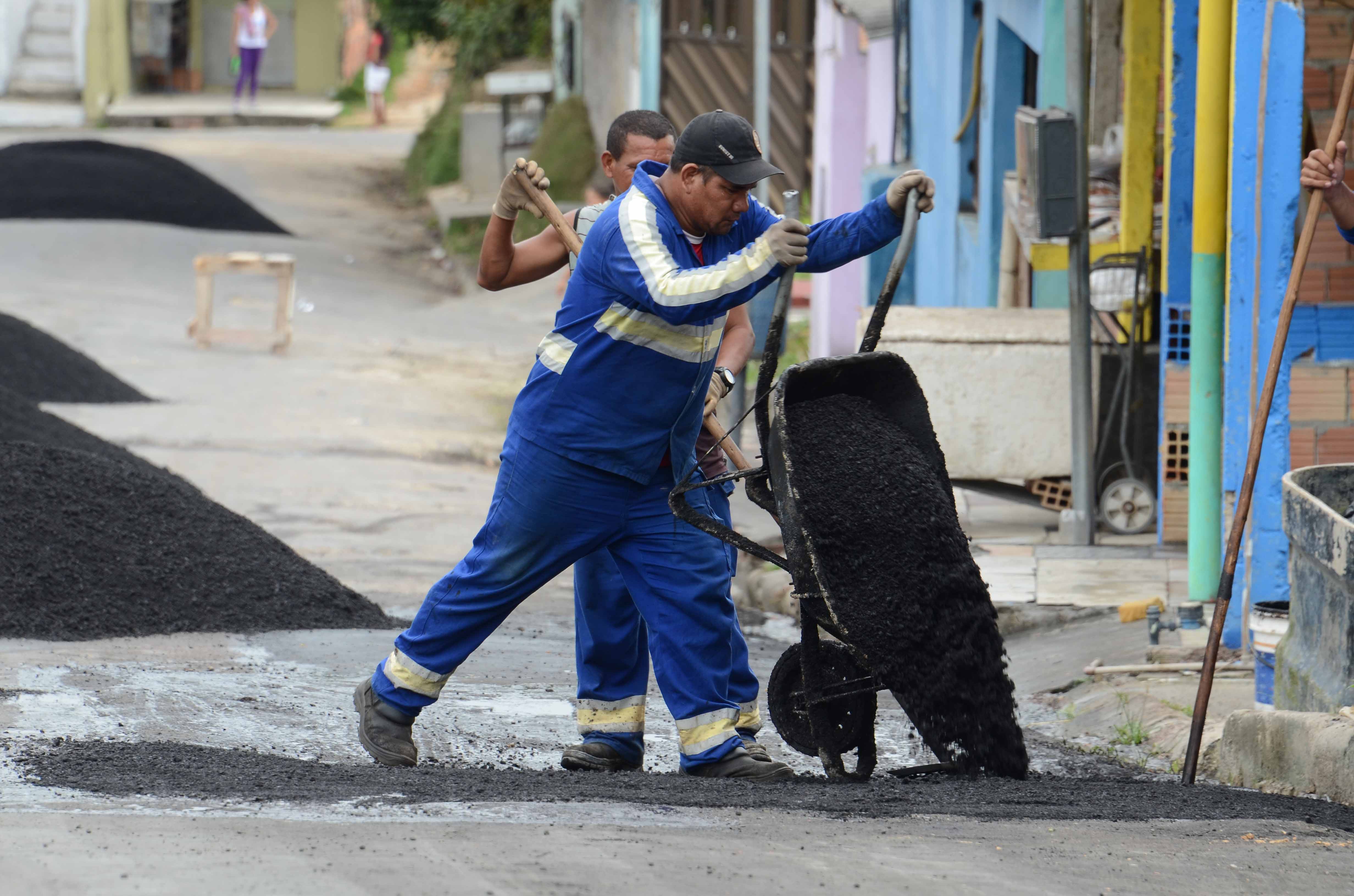 Mais de cem ruas recebem serviços de infraestrutura em Manaus