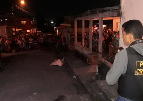 Com bebê no colo, jovem é assassinada com 7 tiros em Manaus