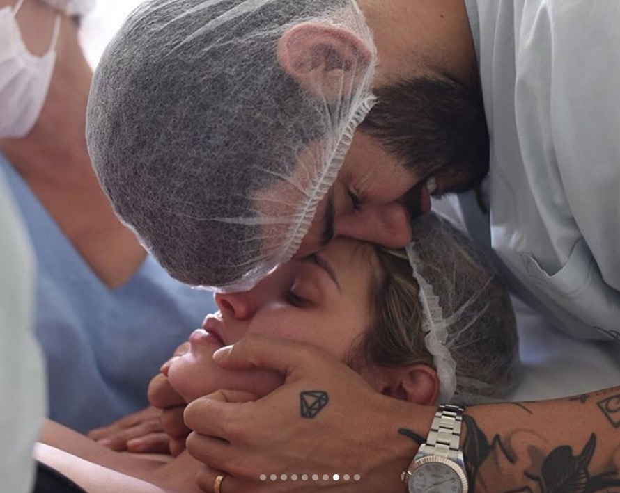   Andressa Suita mostra fotos dando à luz e faz relato de parto natural humanizado 