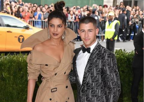 Com 2 meses de namoro, Nick Jonas vai se casar com Priyanka Chopra 