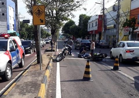 Motociclista fica ferido em acidente na avenida Djalma Batista