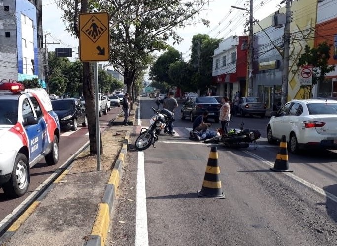 Motociclista fica ferido em acidente na avenida Djalma Batista