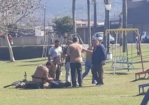 Mulher é morta a tiros na frente dos filhos em parque aquático