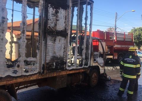 Homem joga moto na frente de caminhão desgovernado e evita acidente mais grave