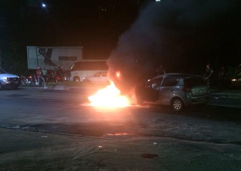 Vídeo mostra acidente chocante entre moto e carro em Manaus, dois morreram