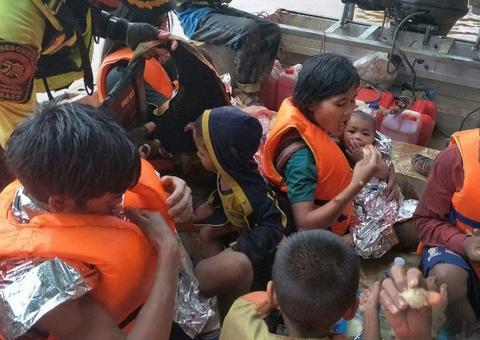 Bebê é resgatado de inundação no Laos após 3 dias em árvore