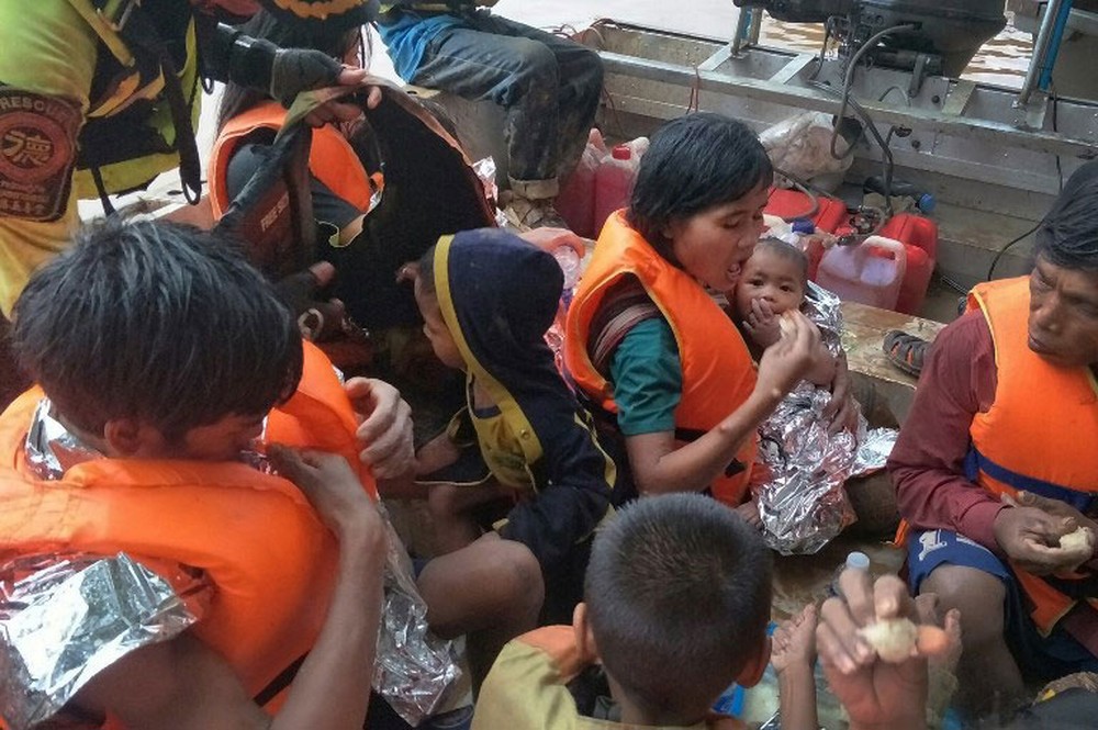 Bebê é resgatado de inundação no Laos após 3 dias em árvore