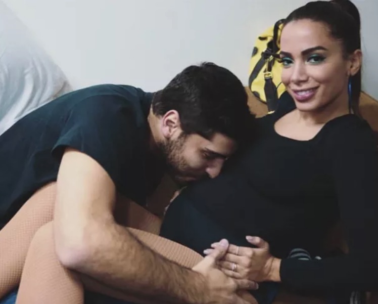 Anitta quebra internet com revelação no aniversário do marido