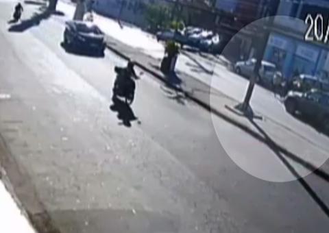  VÍDEO: Ciclista cai ao ser atingida por porta de carro e é atropelada