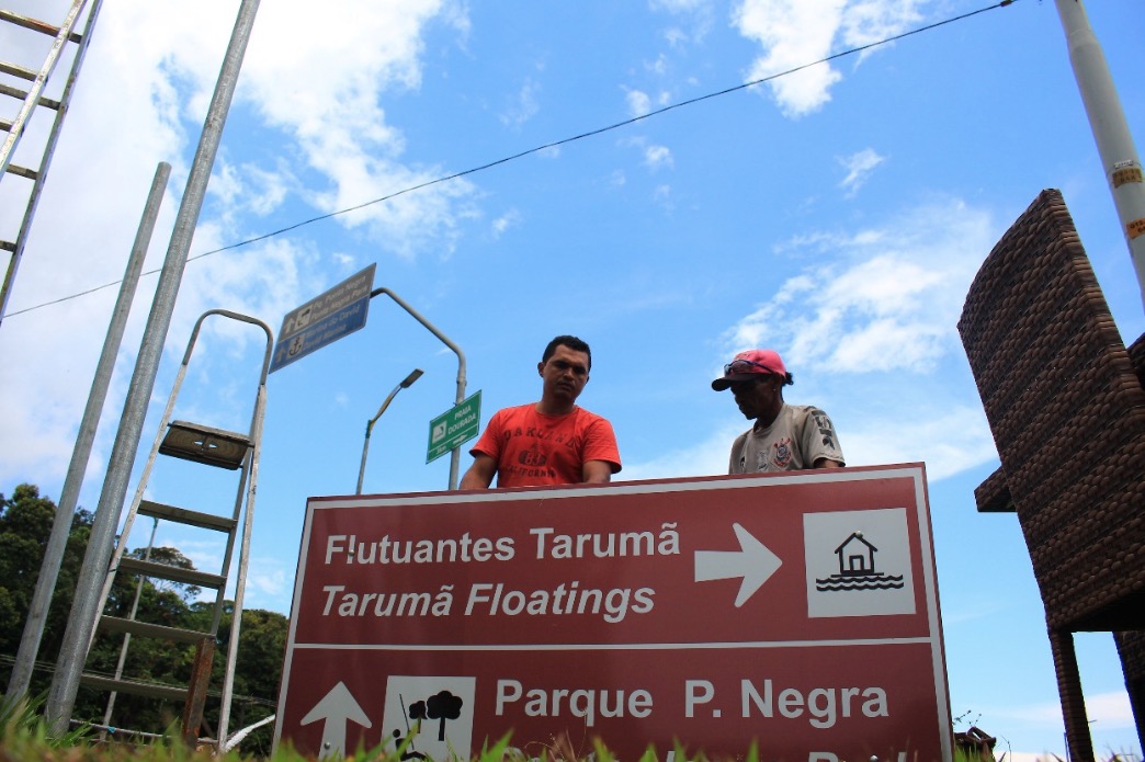 Amazonastur instala placas de sinalização turística em flutuantes de Manaus