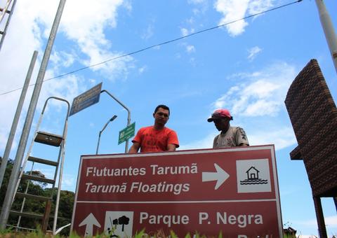 Amazonastur instala placas de sinalização turística em flutuantes de Manaus