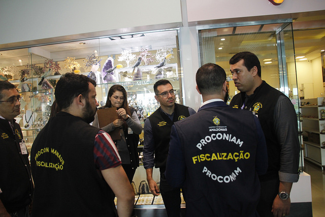 Procon multa companhias aéreas por irregularidades em aeroporto de Manaus