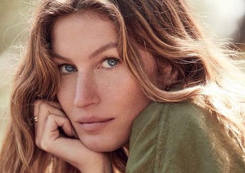  De biquíni, Gisele Bündchen mostra corpão e comemora eclipse lunar