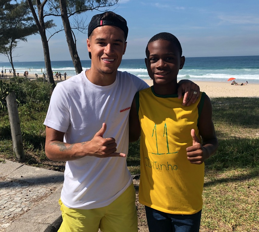 Coutinho encontra garoto que o emocionou com camisa improvisada na Copa