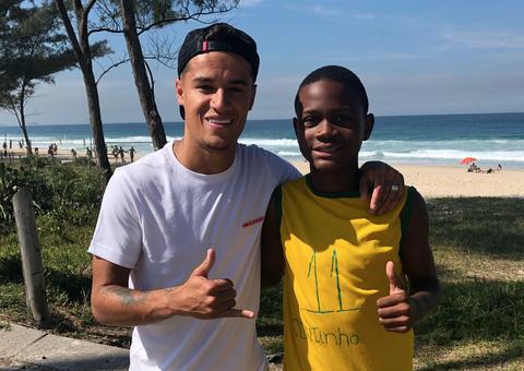 Coutinho encontra garoto que o emocionou com camisa improvisada na Copa