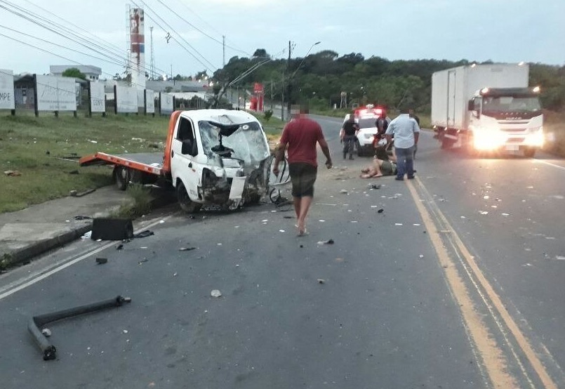 Casal fica gravemente ferido durante colisão na av. do Turismo