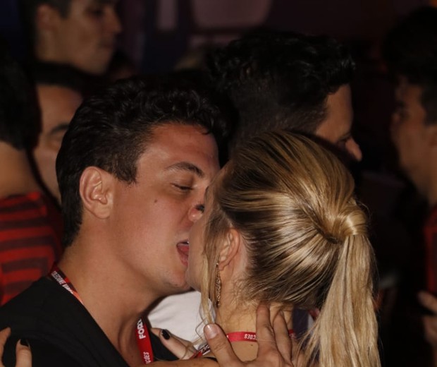 Em mesmo camarote que Lucas e noiva, Jéssica é clicada aos beijos com rapaz 