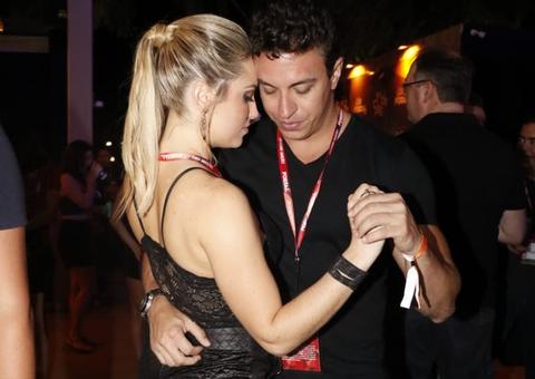 Em mesmo camarote que Lucas e noiva, Jéssica é clicada aos beijos com rapaz 