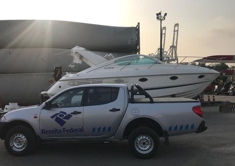 Lancha de luxo 'recheada' de cocaína é apreendida pela Receita Federal