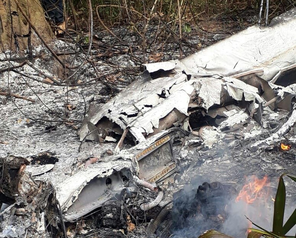 Três pessoas morrem e duas ficam gravemente feridas durante queda de avião