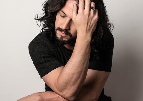 Rômulo Estrela posa sem camisa e se derrete por esposa