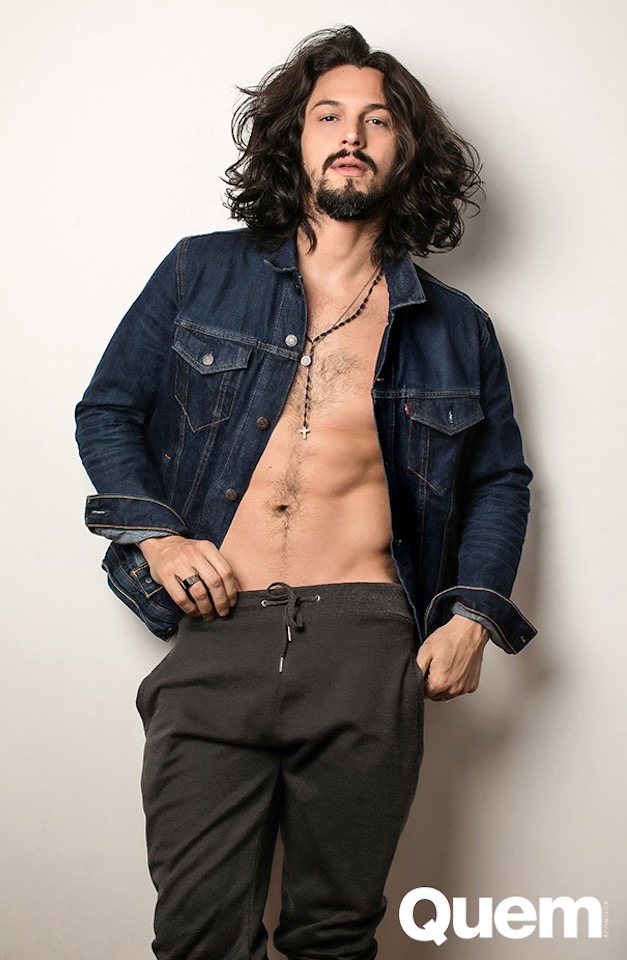 Rômulo Estrela posa sem camisa e se derrete por esposa