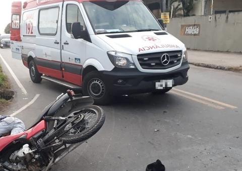 Homem morre e outro fica ferido durante acidente entre motocicleta e ônibus em Manaus
