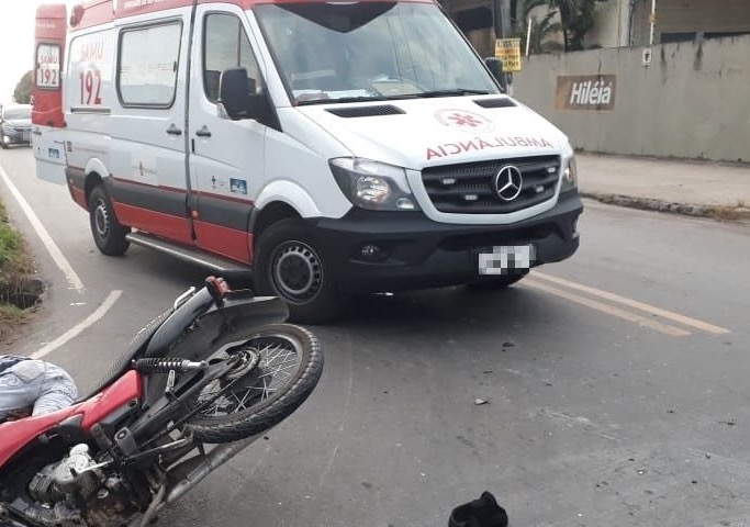 Homem morre e outro fica ferido durante acidente entre motocicleta e ônibus em Manaus
