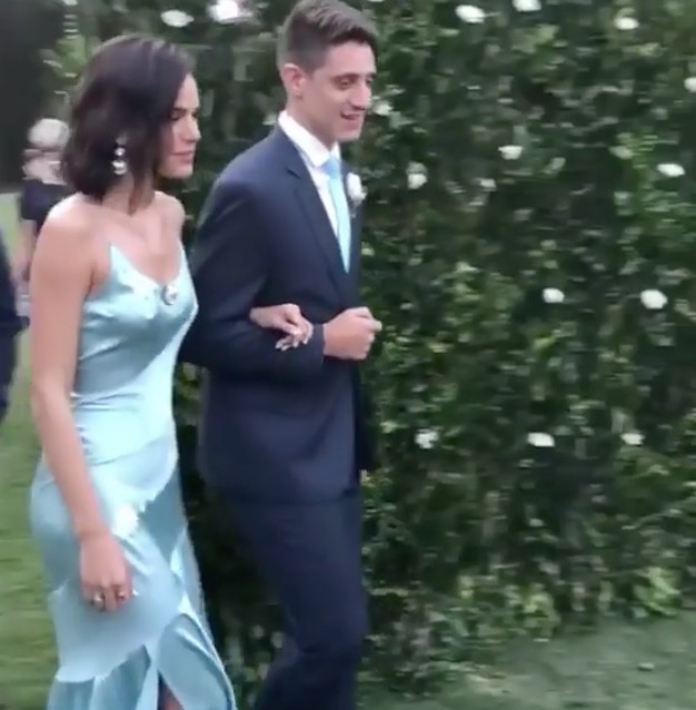 De novo visual, Bruna Marquezine entra deslumbrante em casamento de melhor amiga