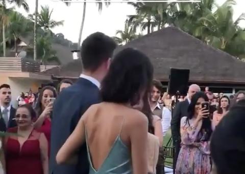 De novo visual, Bruna Marquezine entra deslumbrante em casamento de melhor amiga