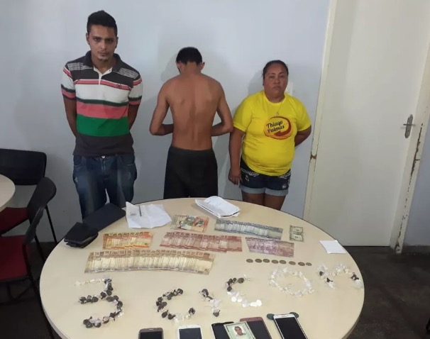 Dupla é presa e adolescente é apreendido com drogas e dinheiro em Manaus