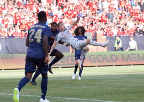 Com golaço de Shaqiri, Liverpool goleia Manchester United por 4 a 1