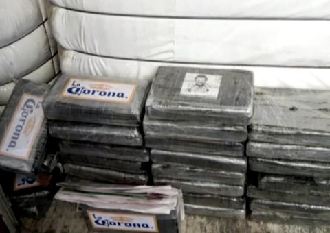 Com embalagens de grifes e rosto de Pablo Escobar, polícia apreende 43 kg de cocaína em porto