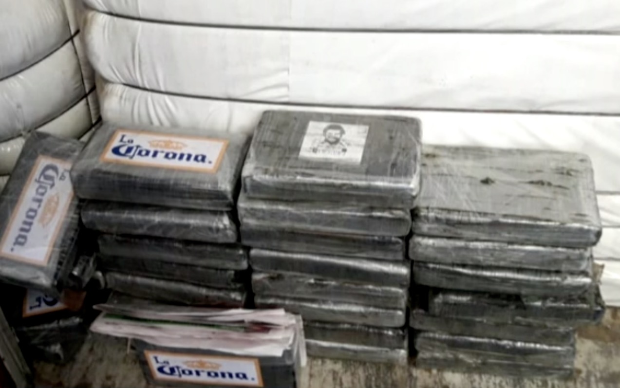 Com embalagens de grifes e rosto de Pablo Escobar, polícia apreende 43 kg de cocaína em porto