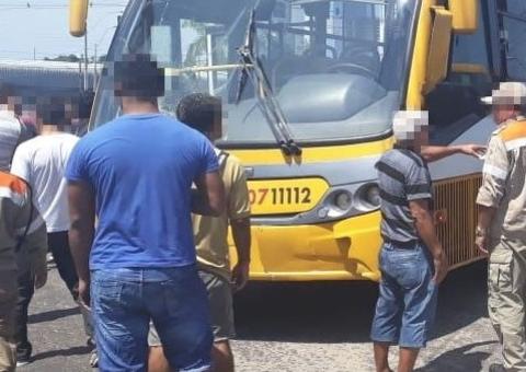  Mulher é atropelada por ônibus em rotatória de Manaus
